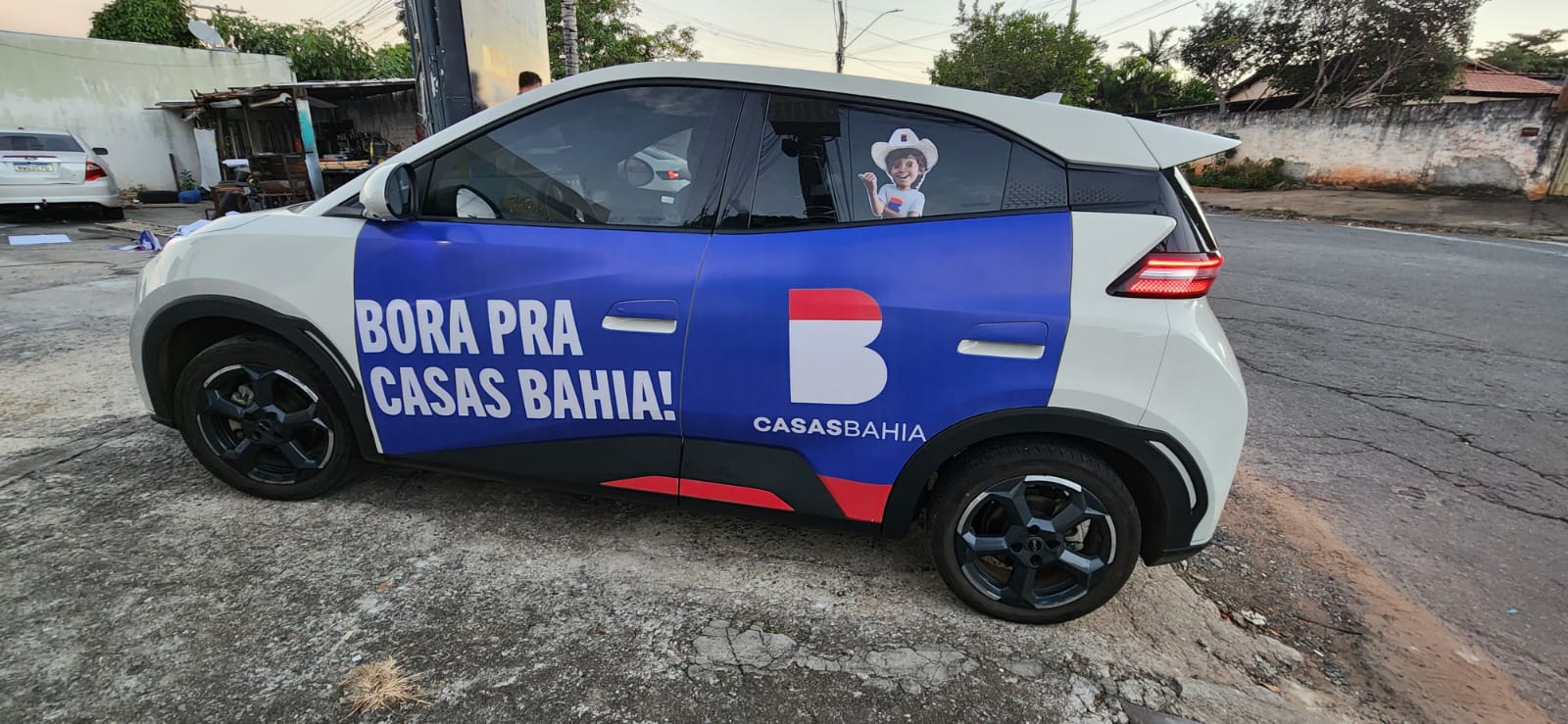 Fotografia original de um veículo com adesivos da campanha Casas Bahia, em projeto realizado via Autooh.